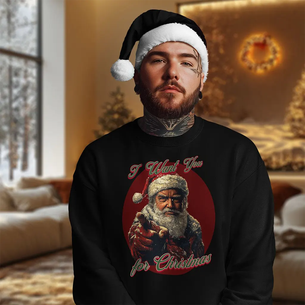 Mann mit Weihnachtsmütze im Wohnzimmer trägt das Sweatshirt mit zeigendem Weihnachtsmann vor rotem Kreis