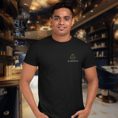 Karizma – Elegantes T-Shirt mit Hexagon, Schere und Blätterkranz - T-Shirt - Make it look - Karizma – Elegantes T-Shirt mit Hexagon, Schere und Blätterkranz