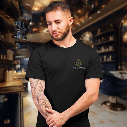 Karizma – Elegantes T-Shirt mit Hexagon, Schere und Blätterkranz - T-Shirt - Make it look - Karizma – Elegantes T-Shirt mit Hexagon, Schere und Blätterkranz