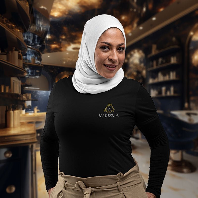 Karizma – Elegantes T-Shirt mit Hexagon, Schere und Blätterkranz - T-Shirt - Make it look - Karizma – Elegantes T-Shirt mit Hexagon, Schere und Blätterkranz