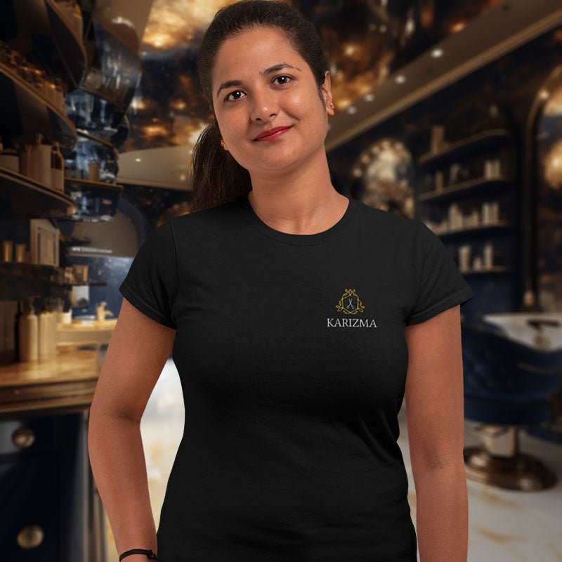 Karizma – Elegantes T-Shirt mit Hexagon, Schere und Blätterkranz - T-Shirt - Make it look - Karizma – Elegantes T-Shirt mit Hexagon, Schere und Blätterkranz