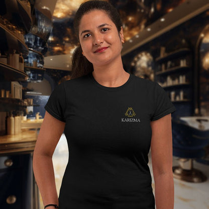 Karizma – Elegantes T-Shirt mit Hexagon, Schere und Blätterkranz - T-Shirt - Make it look - Karizma – Elegantes T-Shirt mit Hexagon, Schere und Blätterkranz