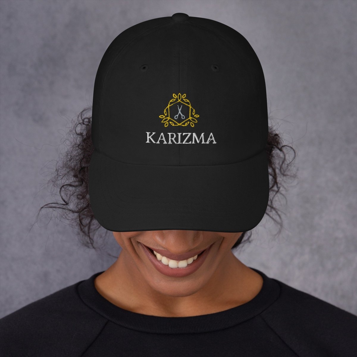 Karizma – Premium Cap mit stilvollem Scheren - Logo im Hexagon - Rahmen - Caps - Make it look - Karizma – Premium Cap mit stilvollem Scheren - Logo im Hexagon - Rahmen
