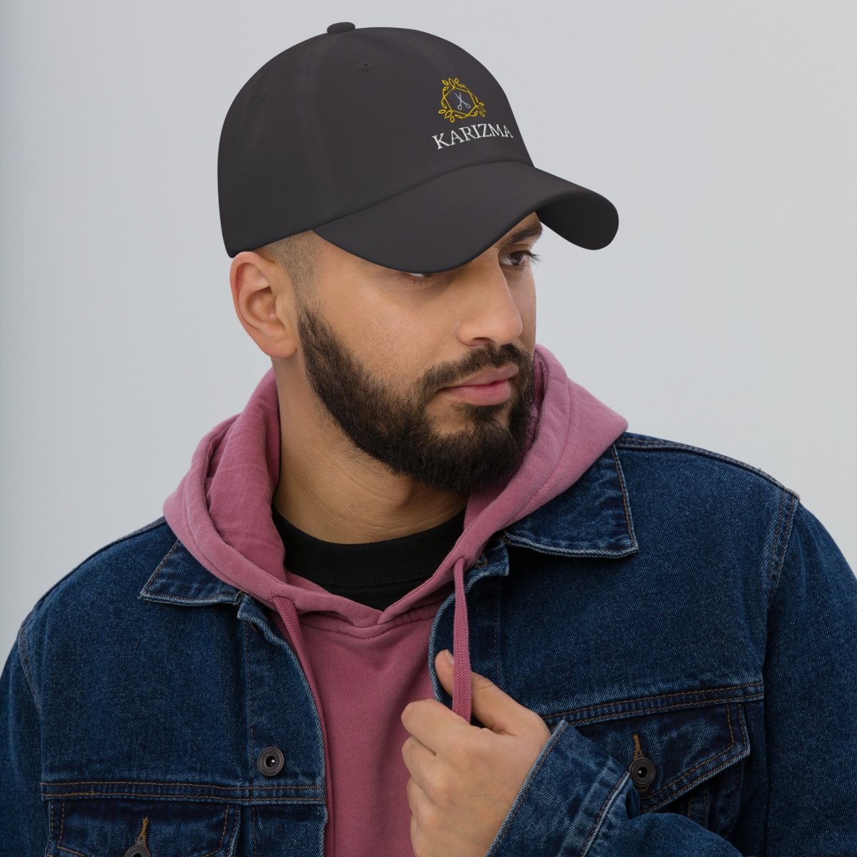 Karizma – Premium Cap mit stilvollem Scheren - Logo im Hexagon - Rahmen - Caps - Make it look - Karizma – Premium Cap mit stilvollem Scheren - Logo im Hexagon - Rahmen