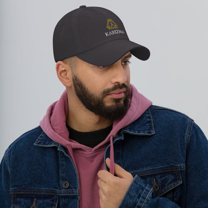 Karizma – Premium Cap mit stilvollem Scheren - Logo im Hexagon - Rahmen - Caps - Make it look - Karizma – Premium Cap mit stilvollem Scheren - Logo im Hexagon - Rahmen