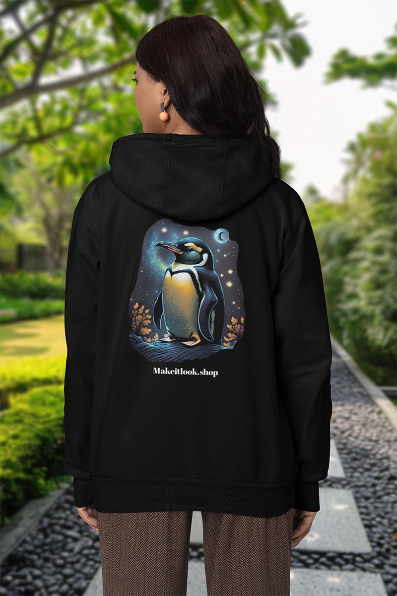 Hoodie „Lunar Lap“: ein Pinguin vor leuchtendem Sternenhimmel und Mond, Ansicht 3