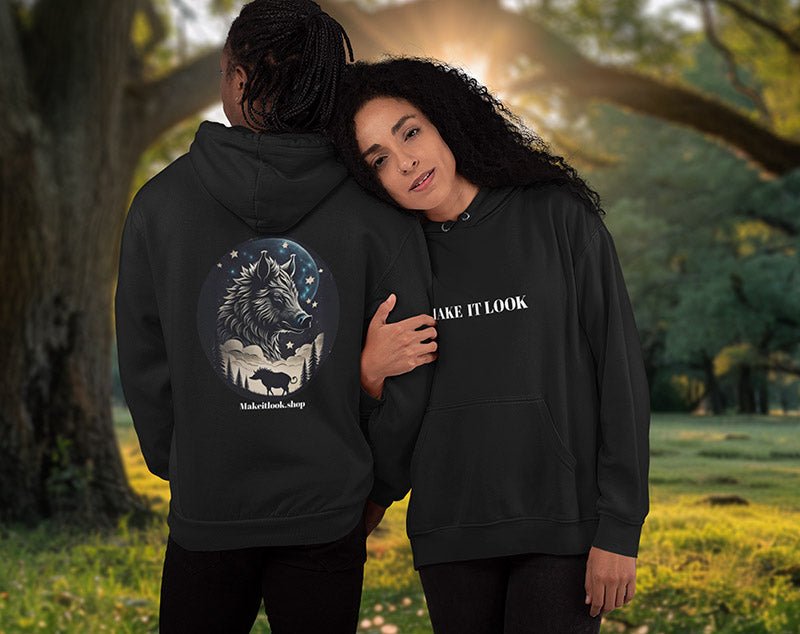 Hoodie „Lunar Swine Trekker“: ein Wildschwein unter einem leuchtenden Vollmond, Ansicht 4
