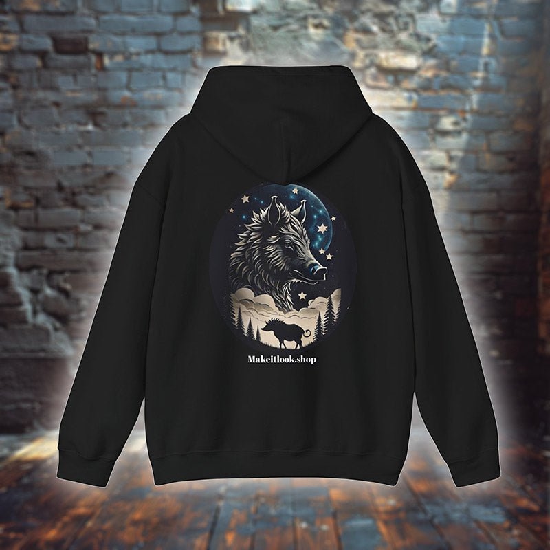 Hoodie „Lunar Swine Trekker“ mit Motiv: ein Wildschwein unter einem leuchtenden Vollmond, Farbe Schwarz