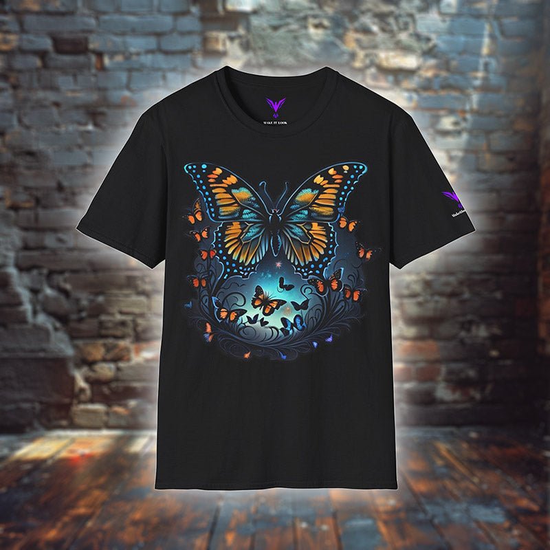 Schmetterling T-Shirt „Midnight Flutter“ in Schwarz, Falter in Orange und Türkis über Lichtkreis, Produktfoto