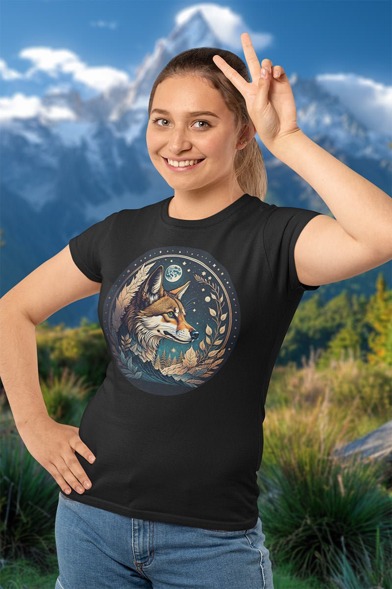 Frau mit Zopf trägt das schwarze Unisex T-Shirt „Moon Fox in Autumn“ mit Fuchs im Herbstlaub vor Bergen