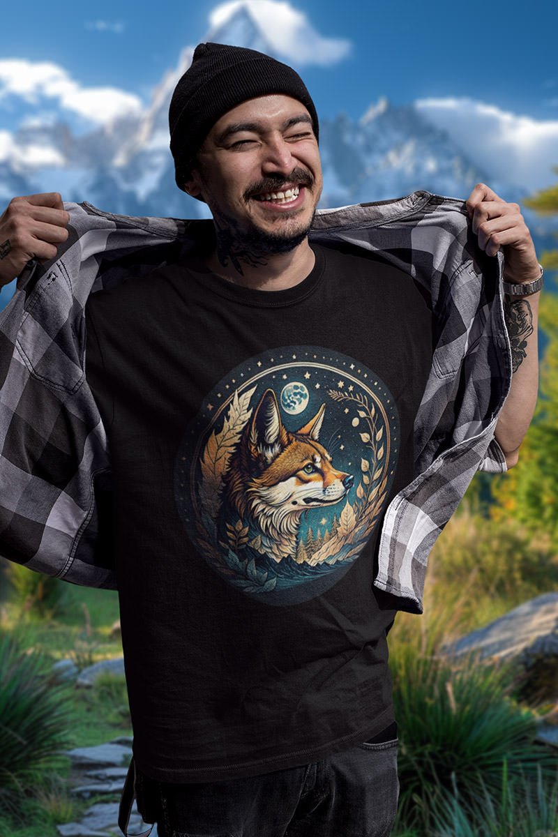 Mann mit Mütze und Karohemd trägt das Fuchs T-Shirt „Moon Fox in Autumn“, Motiv mit Mond und Sternen
