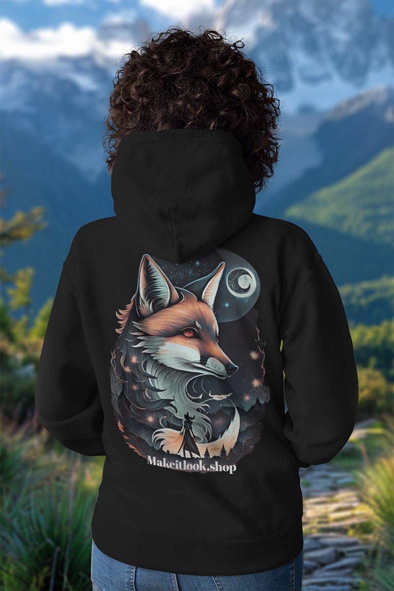 Schwarzer Unisex-Hoodie „Moonlit Fox Wanderer“ mit einem Fuchs unter Vollmond in Sternenlandschaft, Bild 3