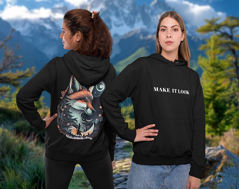 Schwarzer Unisex-Hoodie „Moonlit Fox Wanderer“ mit einem Fuchs unter Vollmond in Sternenlandschaft, Bild 4