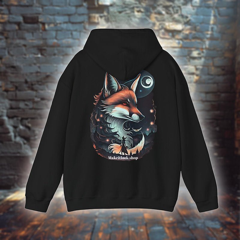 Schwarzer Unisex-Hoodie „Moonlit Fox Wanderer“ mit einem Fuchs unter Vollmond in Sternenlandschaft, Bild 1