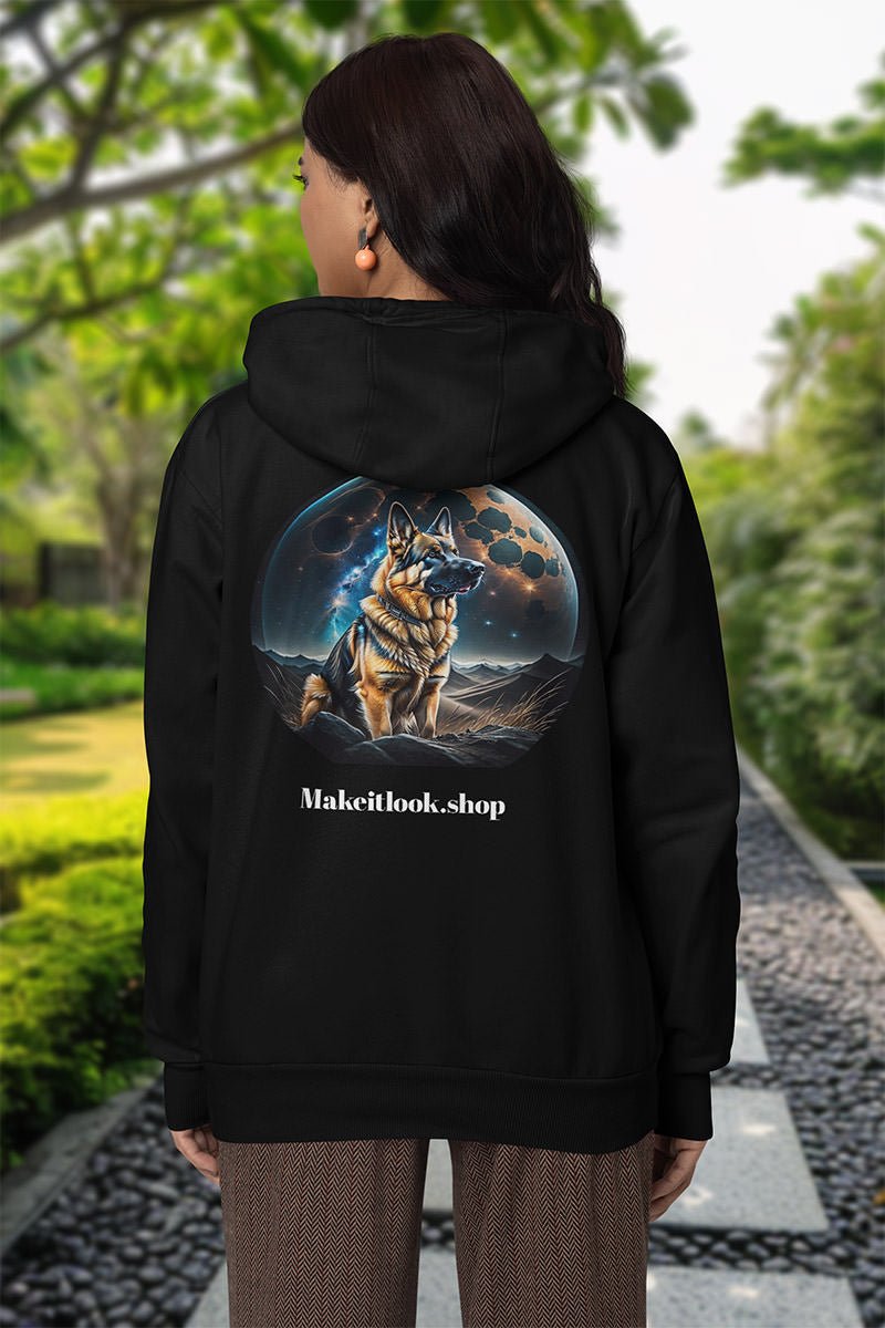 Frau von hinten im Unisex-Hoodie „Moonshine Dog“, sitzender Schäferhund vor Mond und blauem Sternenband