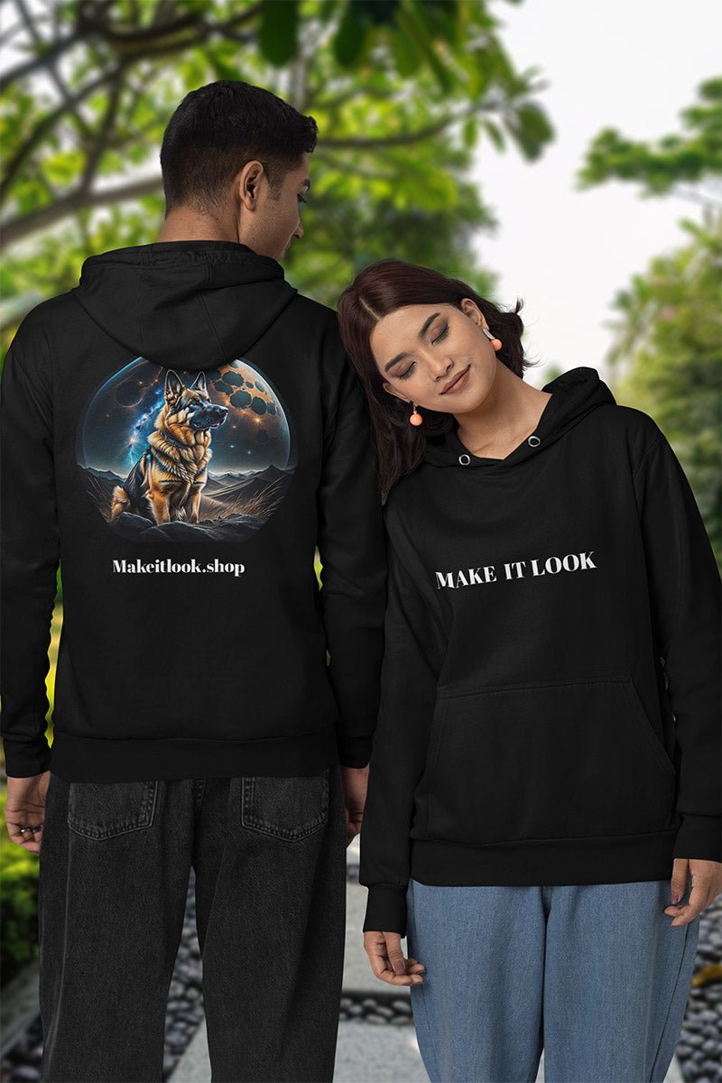 Paar im Garten: links die Rückseite mit Schäferhund und Mond, rechts die Vorderseite des Hoodies mit Schriftzug