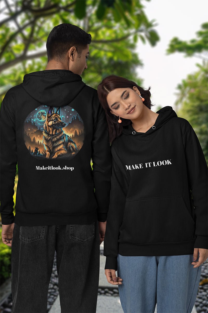 Paar im Garten, links der Hoodie „Moonshine Watchdog“ von hinten, rechts die Vorderseite mit Schriftzug