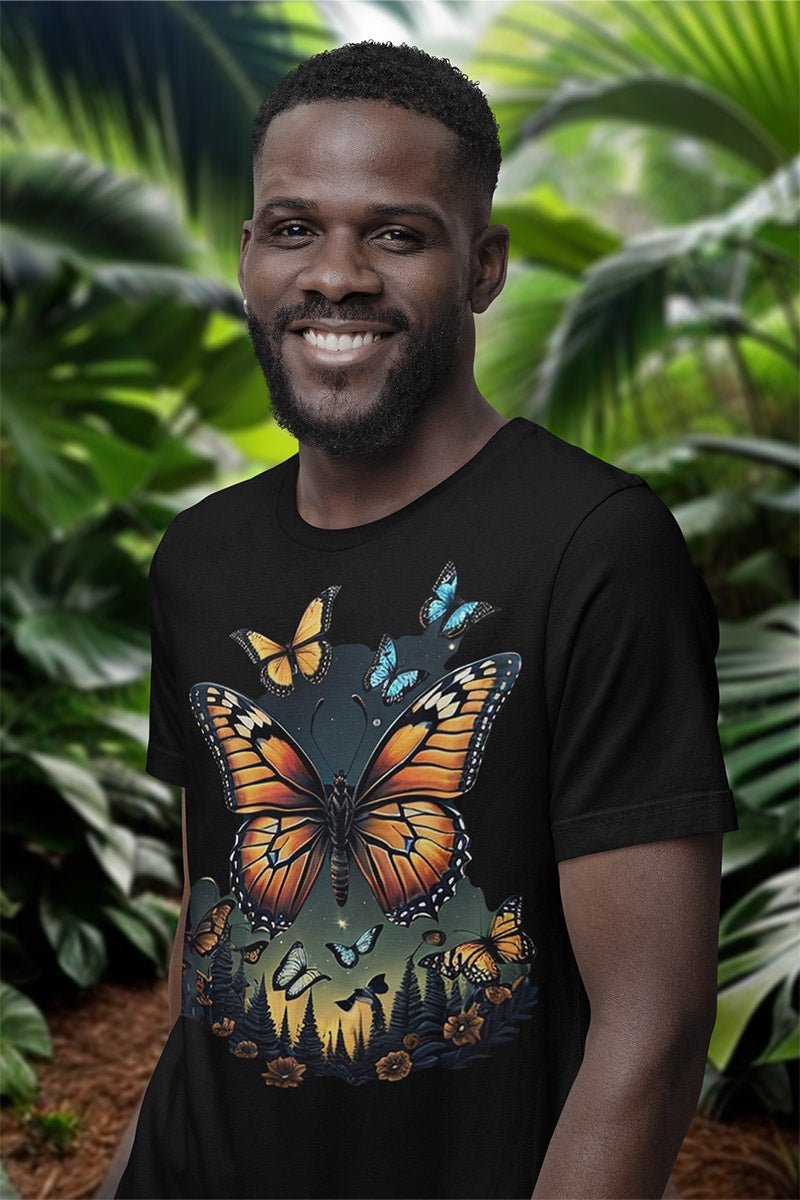 Lächelnder Mann im schwarzen T-Shirt „Monarch Night“, Tannen vor gelbem Licht und orange Blumen