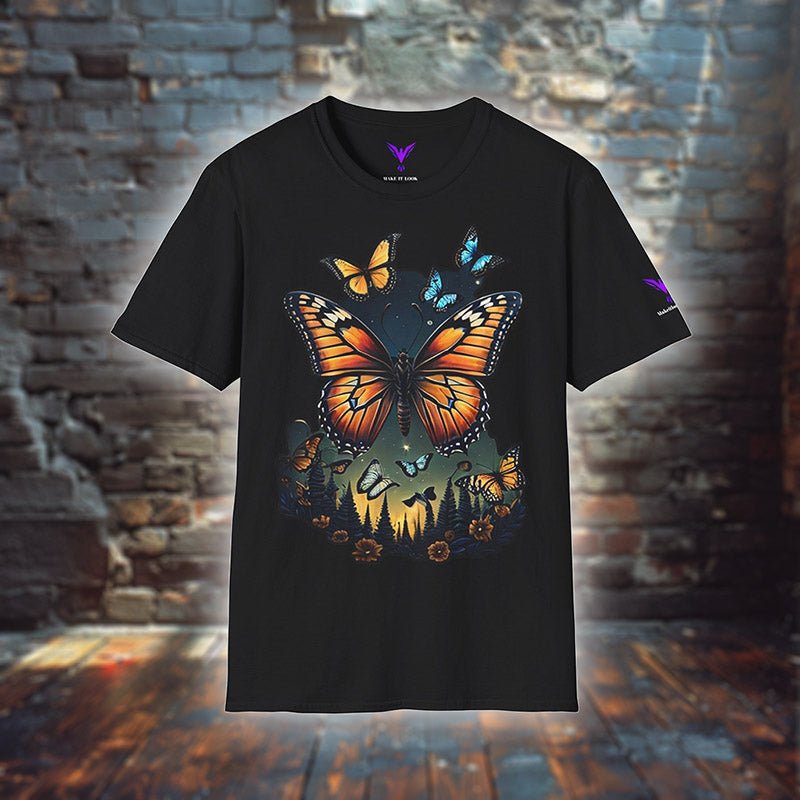 Schmetterling T-Shirt „Monarch Night“ in Schwarz mit orangem Monarchfalter über Tannenwald, Produktfoto