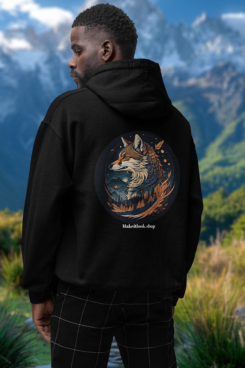 Schwarzer Unisex-Hoodie „Mountain Fox Starry Woods“ mit einem Fuchs vor Sternenhimmel und Schneebergen, Bild 2
