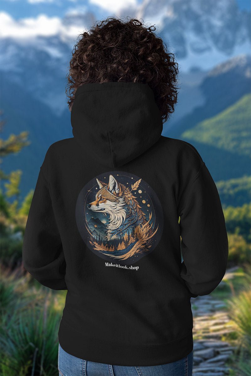 Schwarzer Unisex-Hoodie „Mountain Fox Starry Woods“ mit einem Fuchs vor Sternenhimmel und Schneebergen, Bild 3