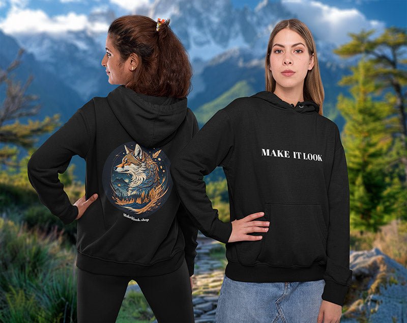 Schwarzer Unisex-Hoodie „Mountain Fox Starry Woods“ mit einem Fuchs vor Sternenhimmel und Schneebergen, Bild 4