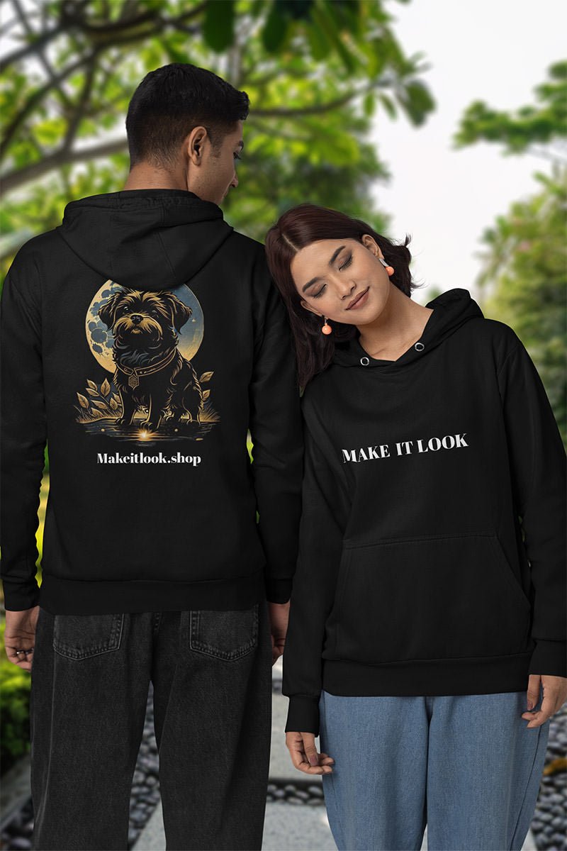 Hoodie „Nightshade Glow Hound“: ein Hund vor einem riesigen Mond in tiefem Wald, Ansicht 4