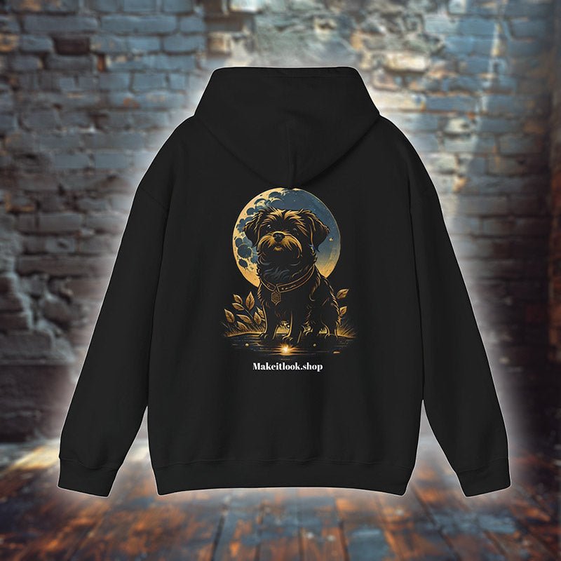 Hoodie „Nightshade Glow Hound“ mit Motiv: ein Hund vor einem riesigen Mond in tiefem Wald, Farbe Schwarz
