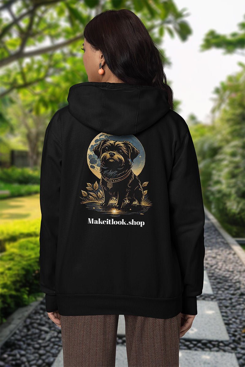 Hoodie „Nightshade Glow Hound“: ein Hund vor einem riesigen Mond in tiefem Wald, Ansicht 3