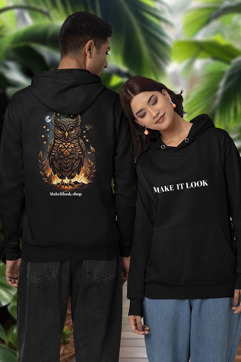 Schwarzer Unisex-Hoodie „Owl on Fire“ mit einer Eule in Flammen vor Sternenhimmel, Bild 4