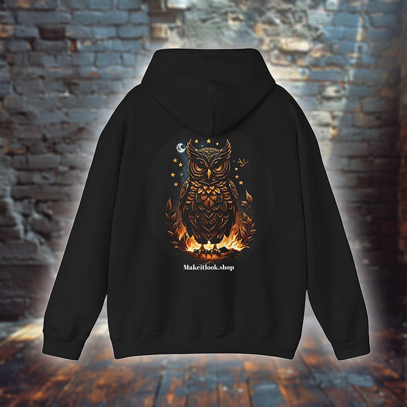 Schwarzer Unisex-Hoodie „Owl on Fire“ mit einer Eule in Flammen vor Sternenhimmel, Bild 1
