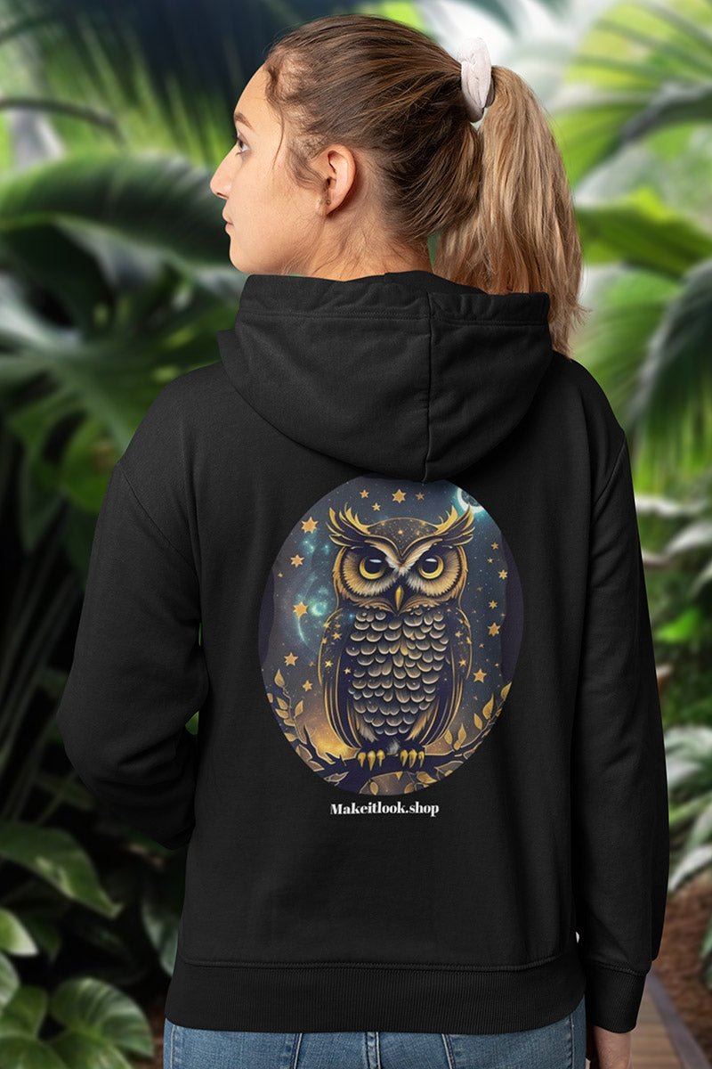 Schwarzer Unisex-Hoodie „Owl Power“ mit einer goldenen Eule vor Sternenhimmel, Bild 3