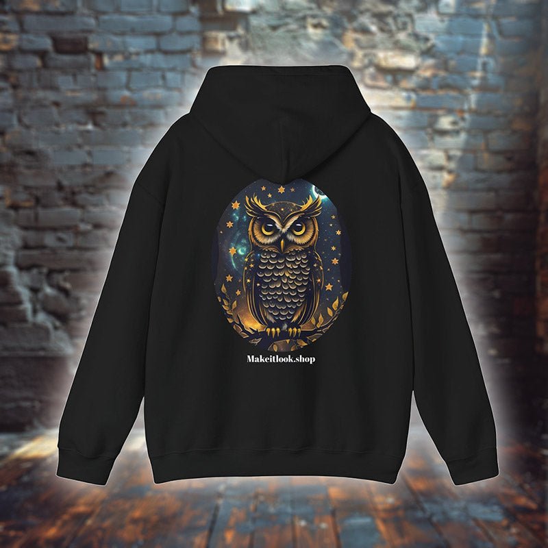 Schwarzer Unisex-Hoodie „Owl Power“ mit einer goldenen Eule vor Sternenhimmel, Bild 1