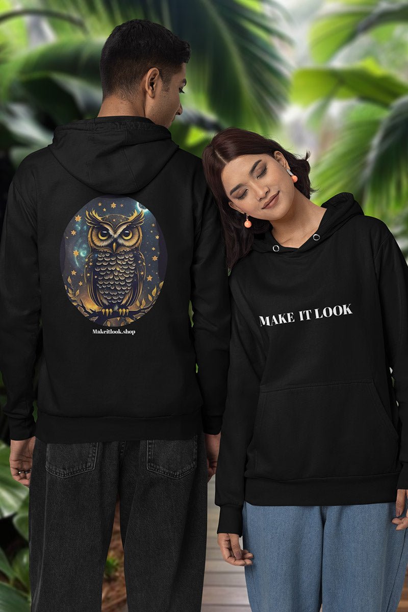 Schwarzer Unisex-Hoodie „Owl Power“ mit einer goldenen Eule vor Sternenhimmel, Bild 4
