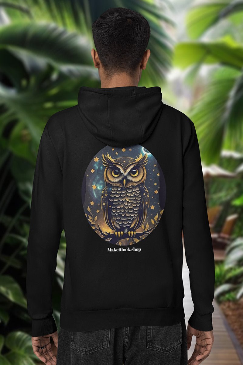 Schwarzer Unisex-Hoodie „Owl Power“ mit einer goldenen Eule vor Sternenhimmel, Bild 2