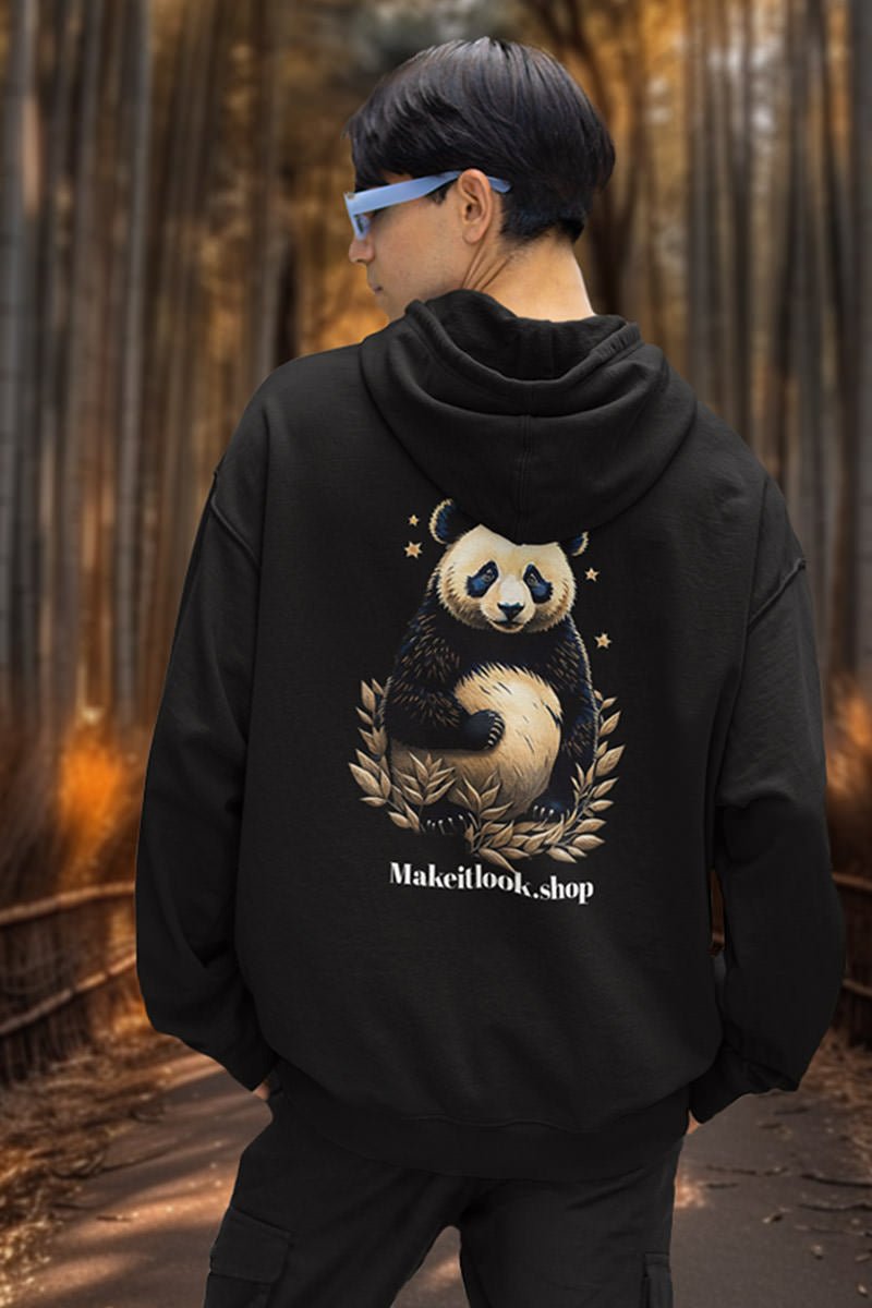 Schwarzer Unisex-Hoodie „Panda Midnight Blossom“ mit einem Panda zwischen blühenden Pflanzen unter Sternenhimmel, Bild 3