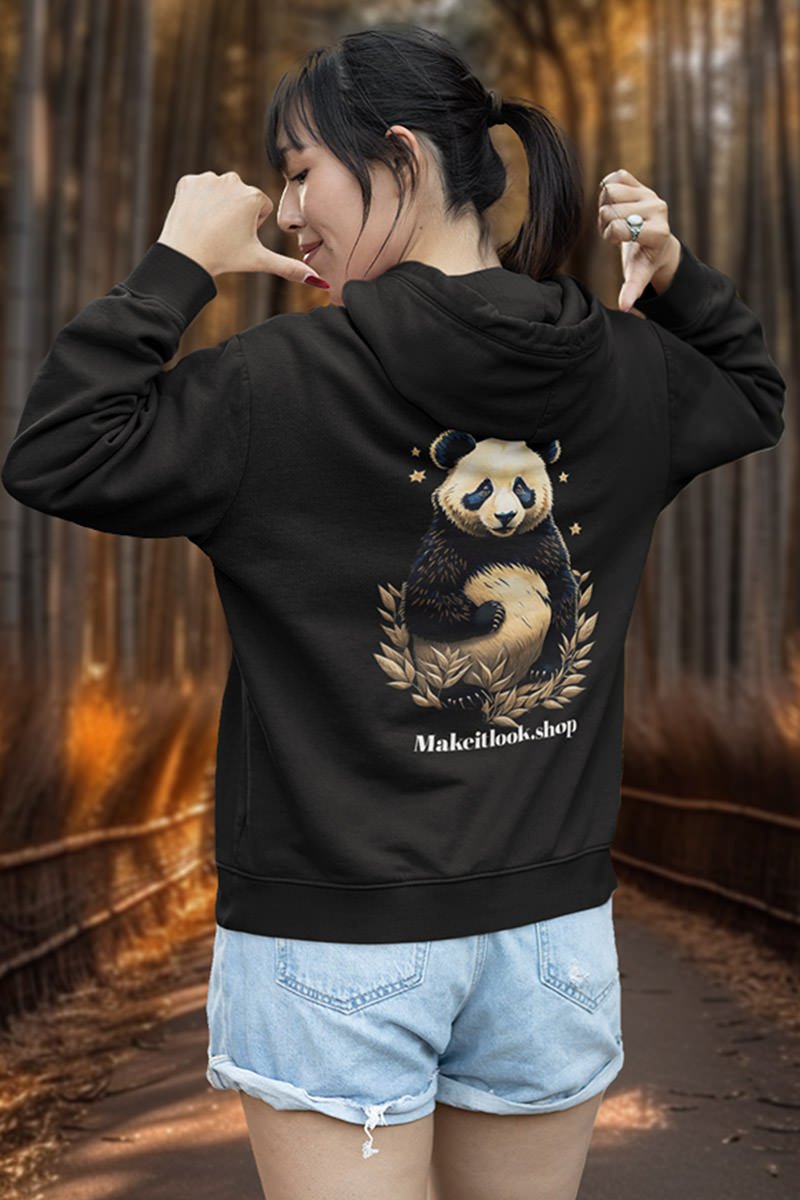 Schwarzer Unisex-Hoodie „Panda Midnight Blossom“ mit einem Panda zwischen blühenden Pflanzen unter Sternenhimmel, Bild 2