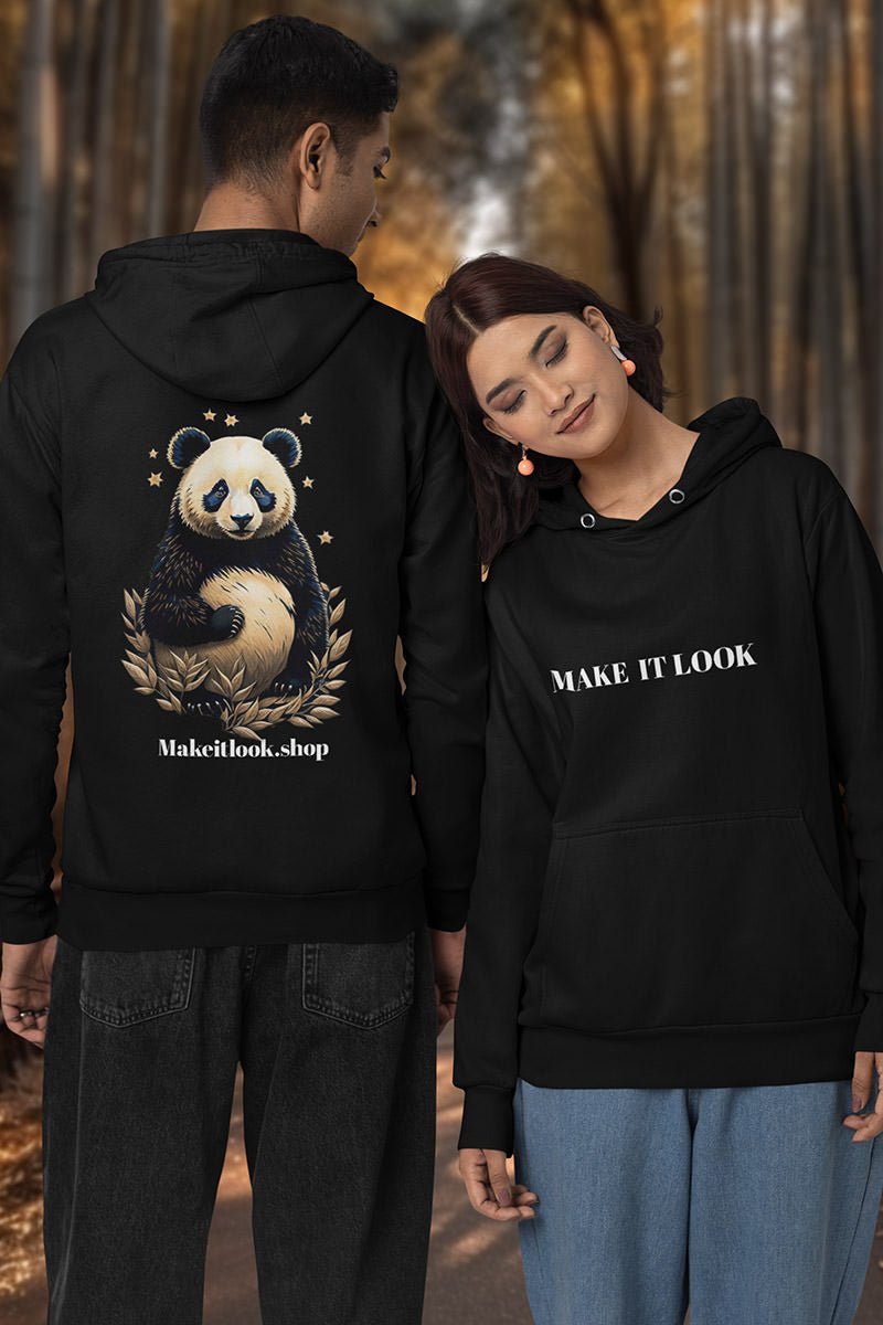 Schwarzer Unisex-Hoodie „Panda Midnight Blossom“ mit einem Panda zwischen blühenden Pflanzen unter Sternenhimmel, Bild 5