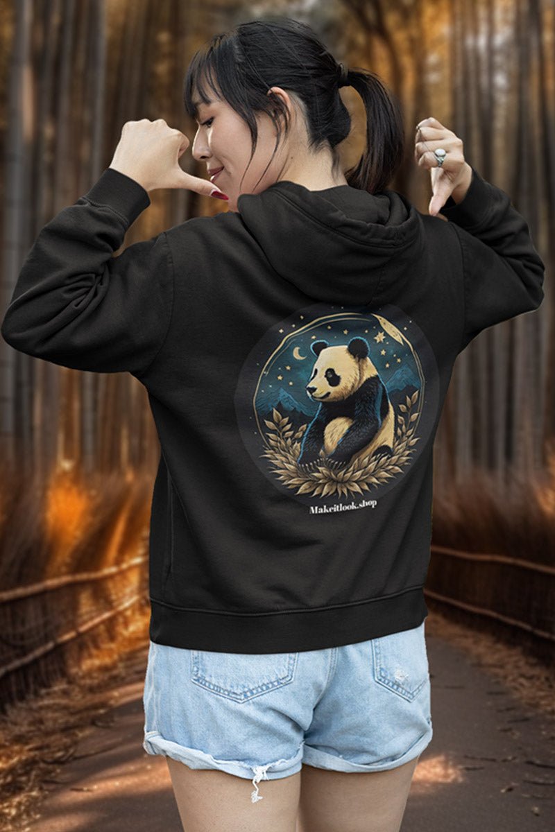 Schwarzer Unisex-Hoodie „Panda Sky“ mit einem Panda vor Sternenhimmel und Bergen, Bild 3