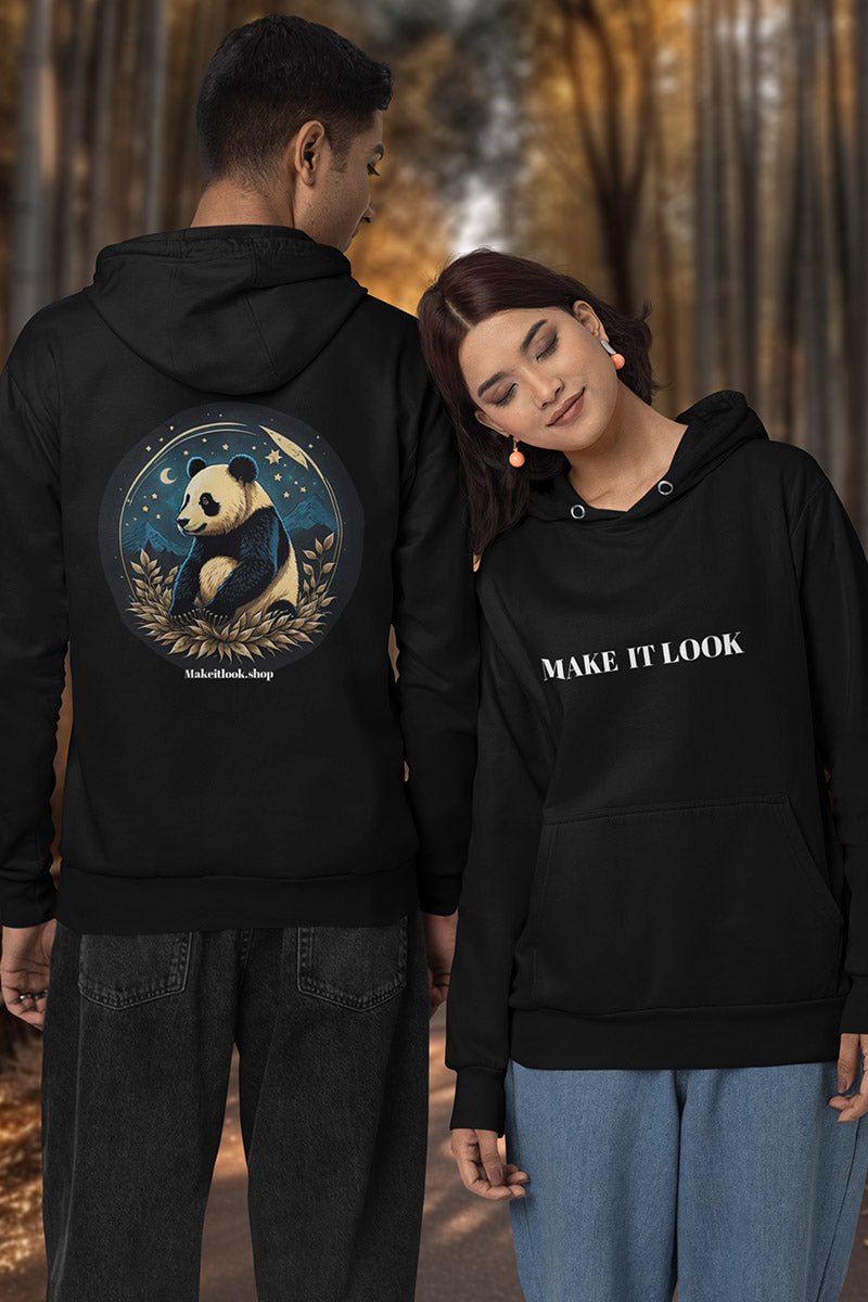 Schwarzer Unisex-Hoodie „Panda Sky“ mit einem Panda vor Sternenhimmel und Bergen, Bild 4