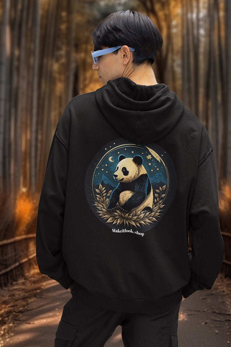 Schwarzer Unisex-Hoodie „Panda Sky“ mit einem Panda vor Sternenhimmel und Bergen, Bild 2