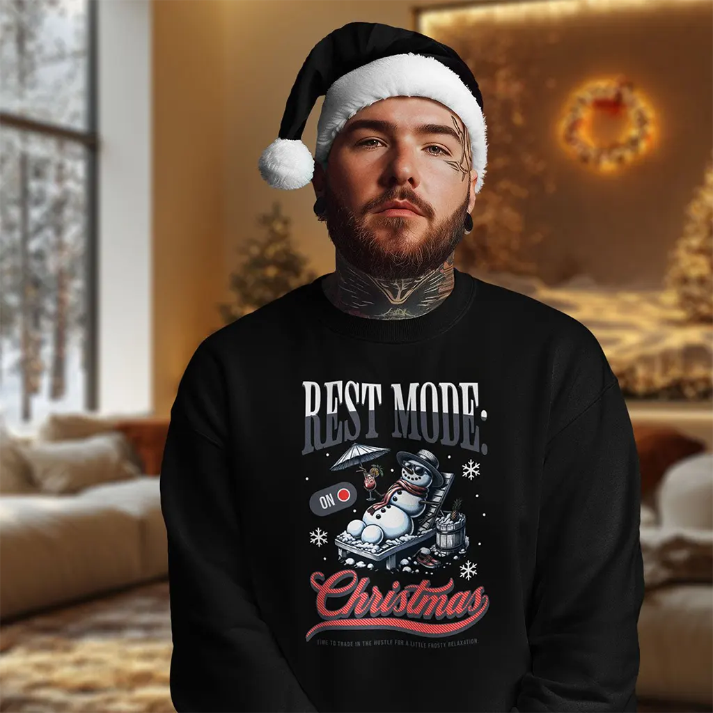 Mann mit Weihnachtsmütze trägt das schwarze Sweatshirt mit entspanntem Schneemann und Schalter „ON“