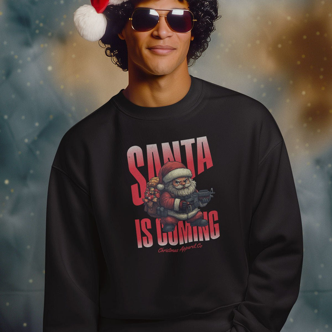 Mann mit Weihnachtsmütze und Sonnenbrille trägt das Sweatshirt mit roter Schrift „SANTA IS COMING“