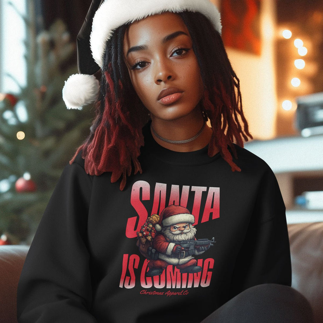 Frau mit Weihnachtsmütze auf dem Sofa im schwarzen Sweatshirt mit Weihnachtsmann im Comic-Stil