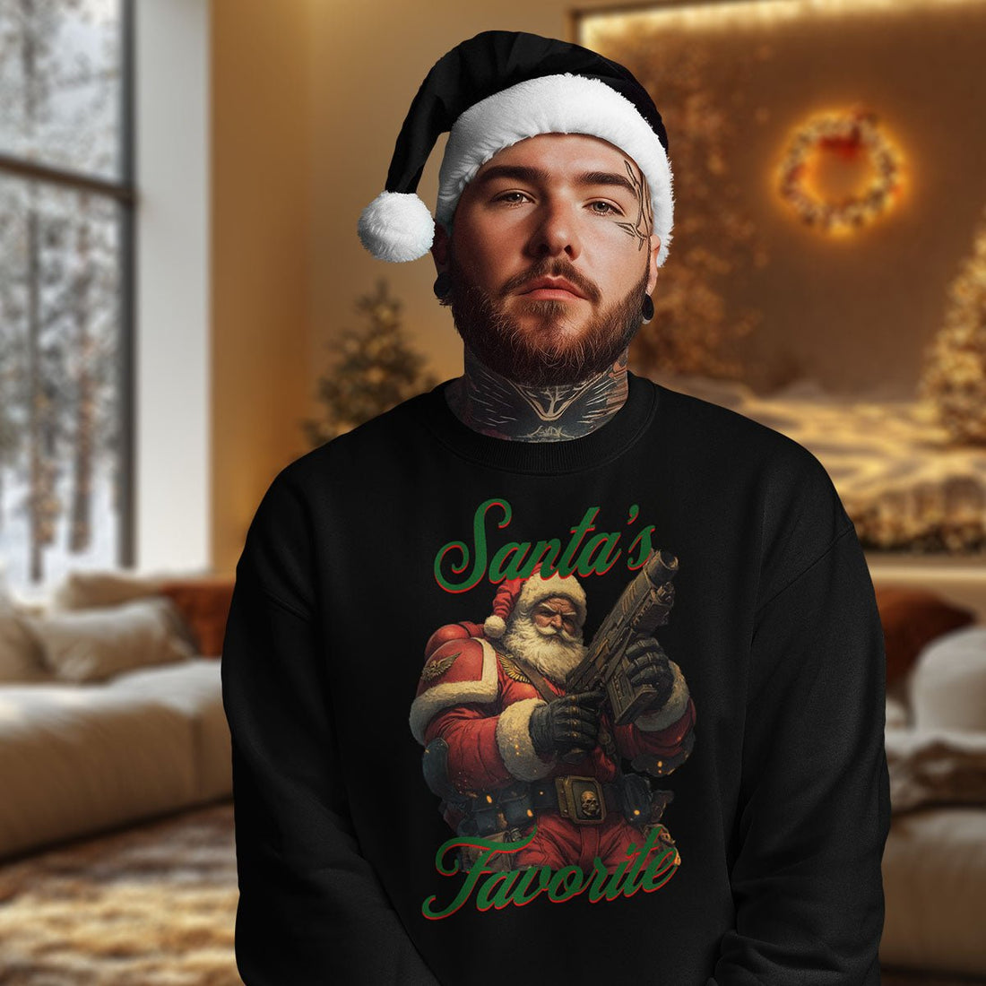 Mann mit Bart und Weihnachtsmütze trägt das schwarze Sweatshirt „Santa’s Favorite“ mit grünem Schriftzug