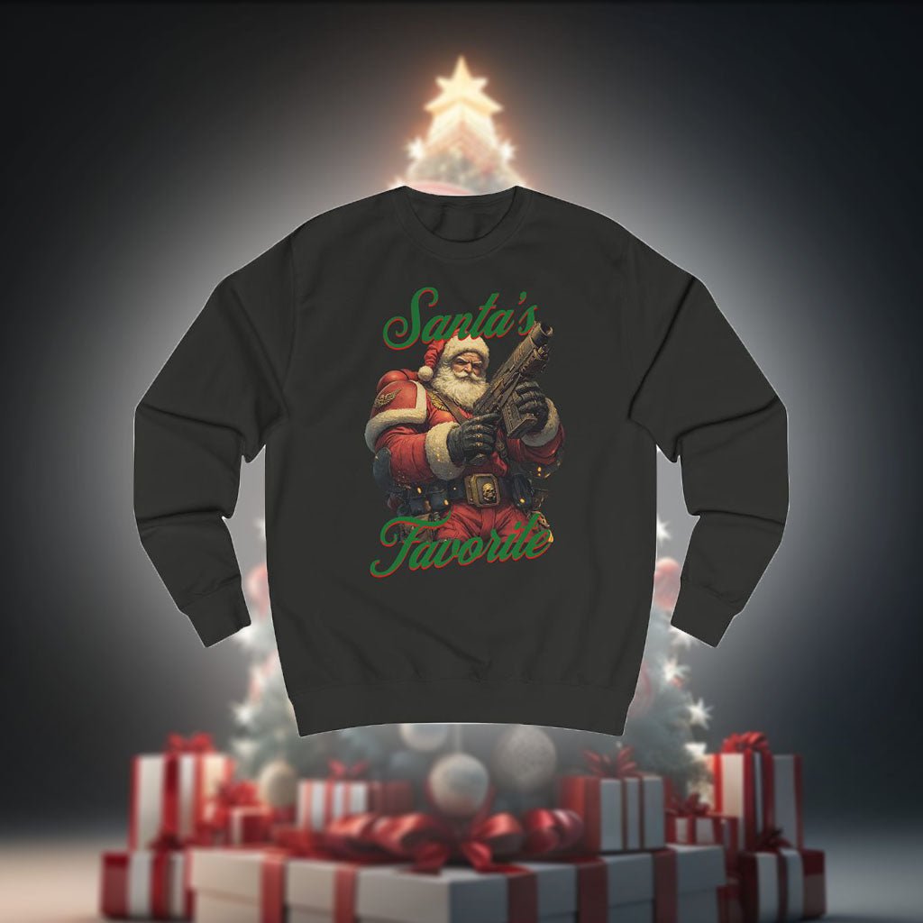 Lustiger Weihnachtspullover Herren „Santa’s Favorite“ mit Krieger-Weihnachtsmann, schwarzes Sweatshirt vor Christbaum