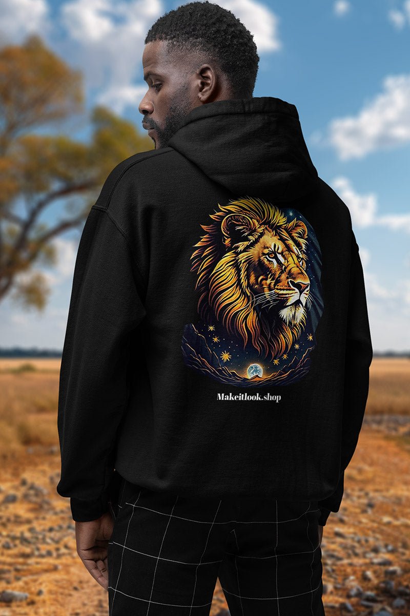 Hoodie „Starry Savannah Sovereign“: ein Löwenkopf mit goldener Mähne vor Sternenhimmel und Mond, Ansicht 2