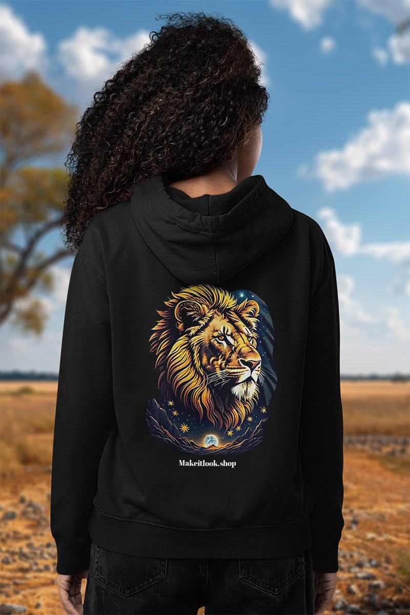 Hoodie „Starry Savannah Sovereign“: ein Löwenkopf mit goldener Mähne vor Sternenhimmel und Mond, Ansicht 3