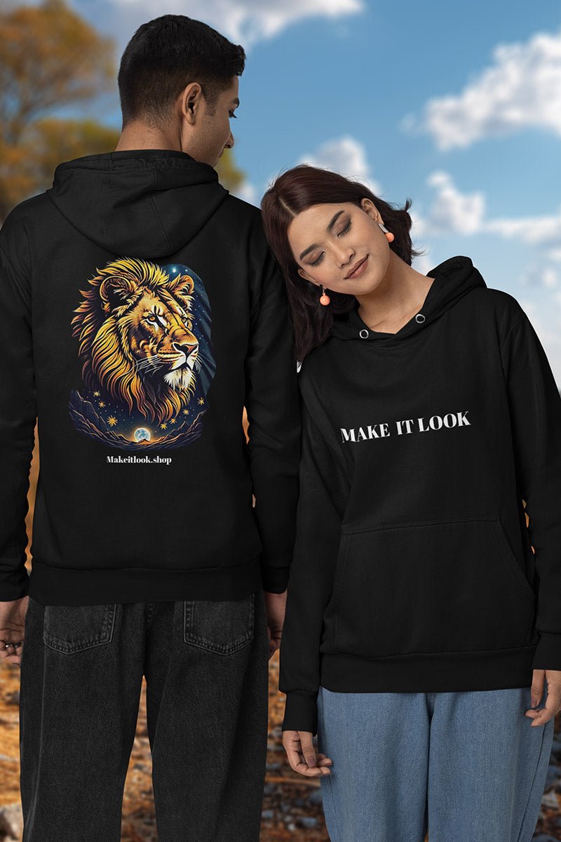 Hoodie „Starry Savannah Sovereign“: ein Löwenkopf mit goldener Mähne vor Sternenhimmel und Mond, Ansicht 4