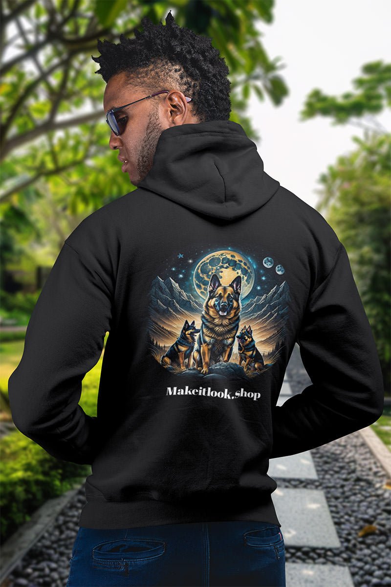 Mann trägt den Hoodie mit Schäferhund-Rudel, Blick auf den Rückendruck mit großem Mond und Sternen